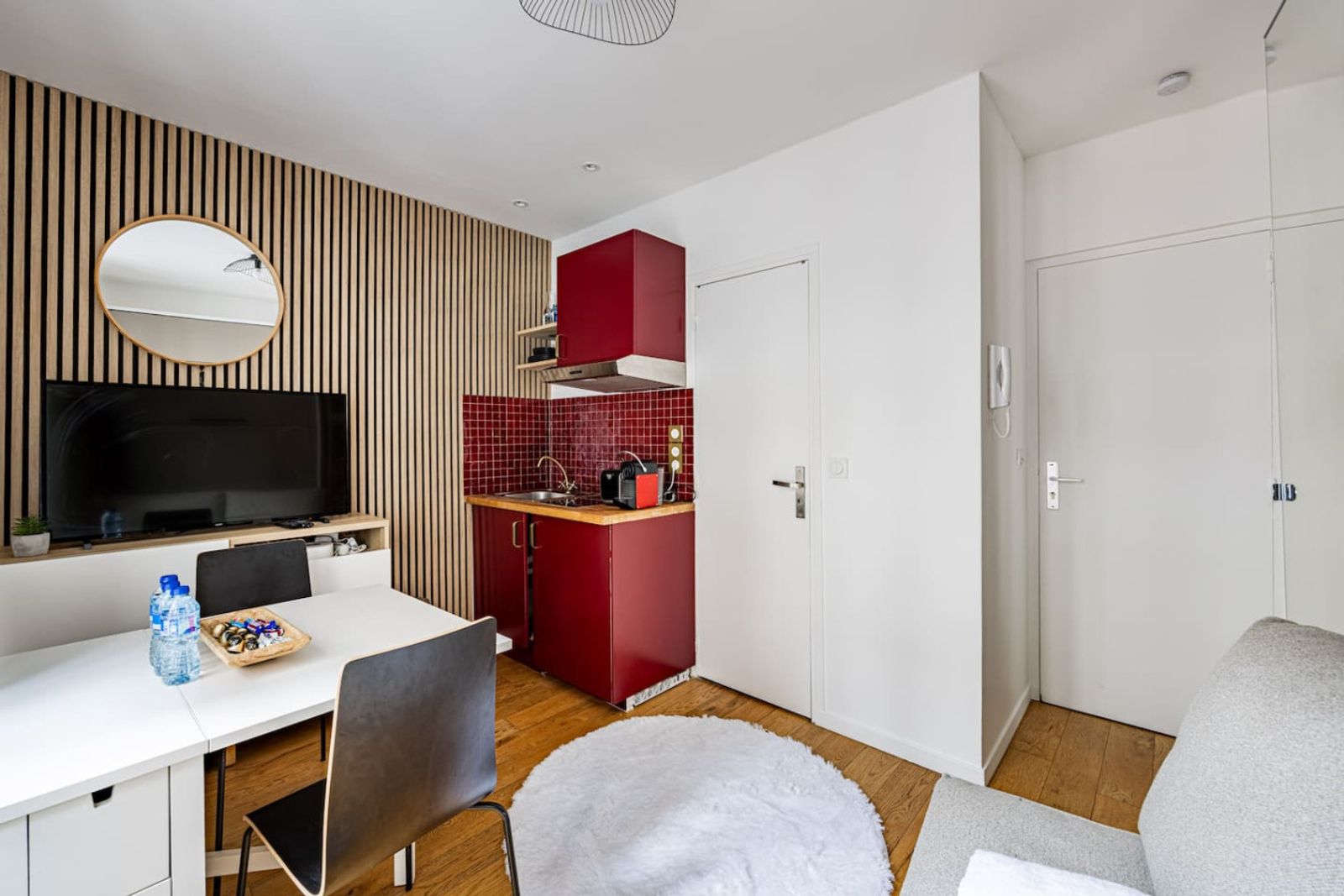 Studio Popincourt — canapé et rangements