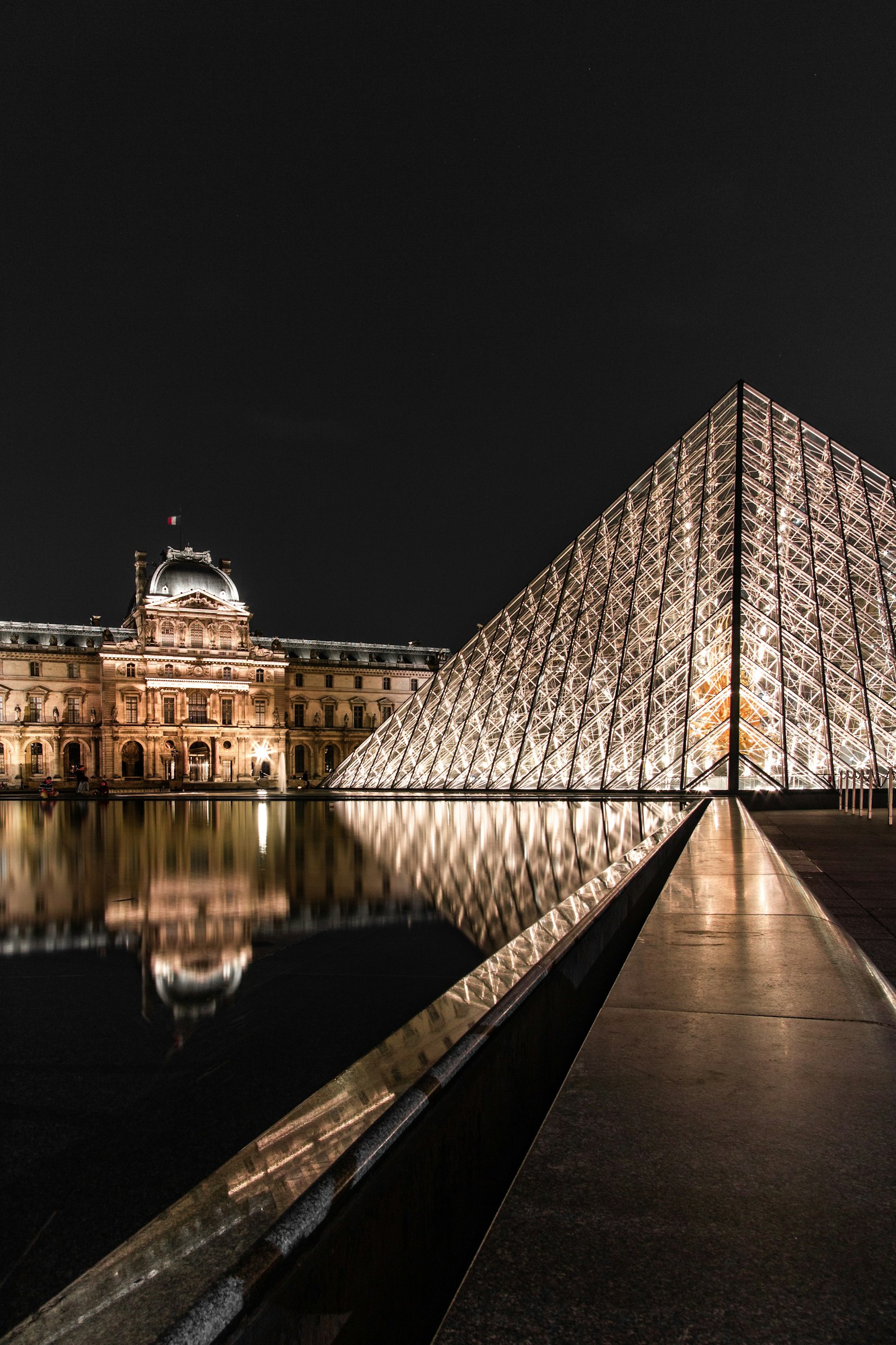 Musée du Louvre et pyramide, Paris, accessible depuis le quartier Popincourt